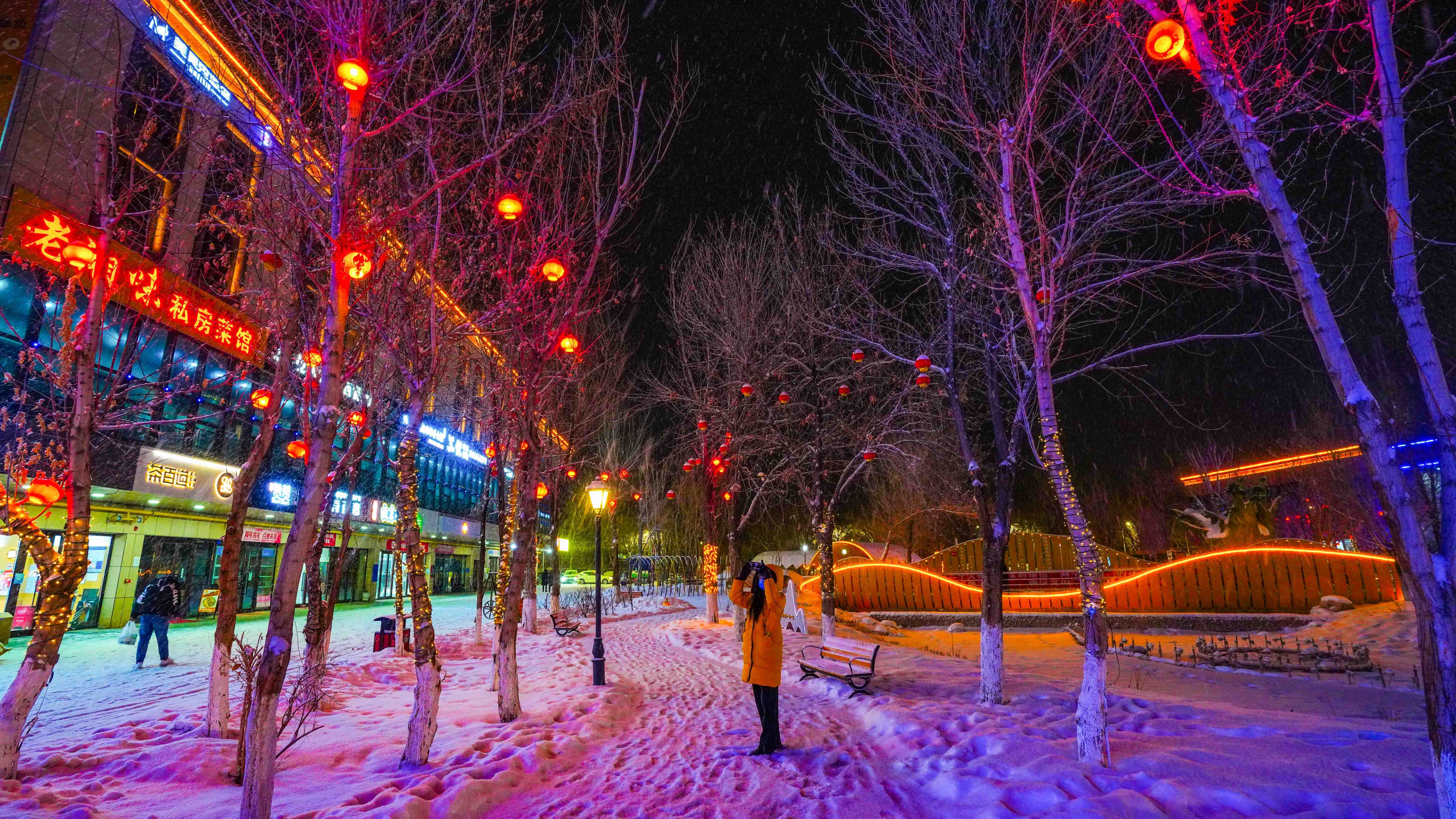 雪中的戍锦商业街灯火通明。