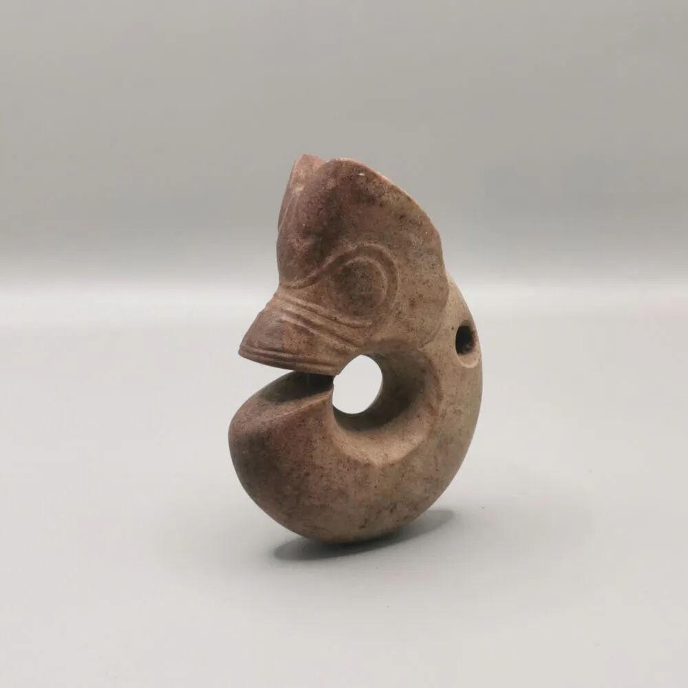 遗址一号冢出土玉龙。（中国社科院供图）