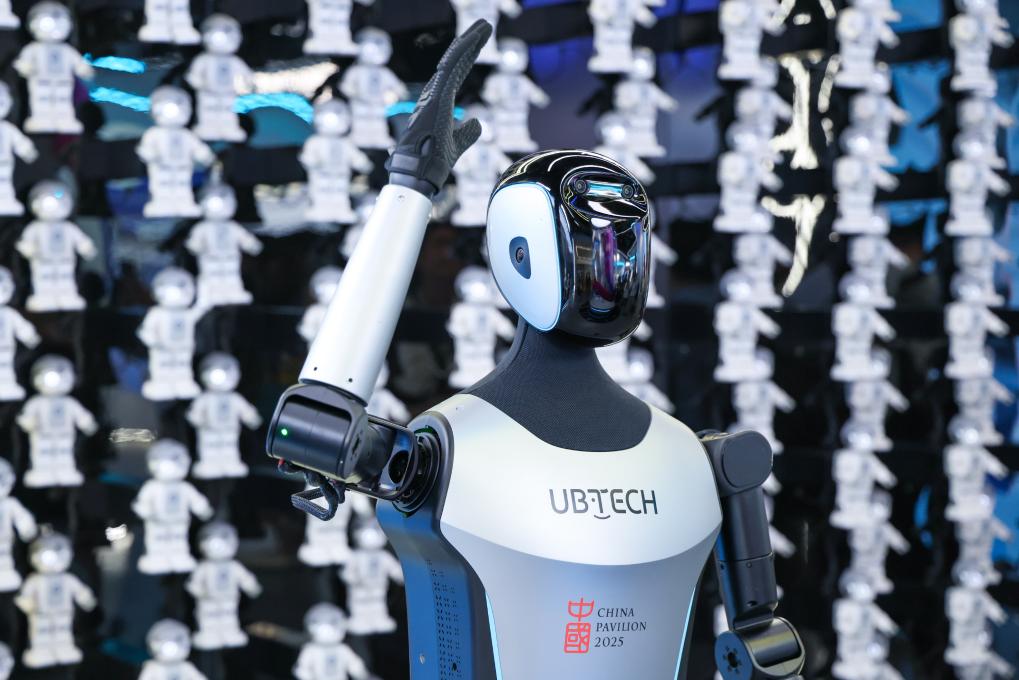 △ 2025年4月23日，在深圳优必选科技展厅内，商用版人形机器人Walker C向观众挥手致意。