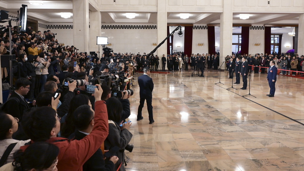 3月4日，全国政协十四届二次会议首场“委员通道”集体采访活动在北京人民大会堂举行。新华社记者 李贺 摄