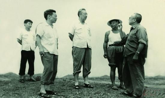1978年8月，习仲勋（左三）在广东惠阳农村调研。在清华大学读书的习近平（左一）利用暑假时间参加社会实践，随同父亲一起下乡。
