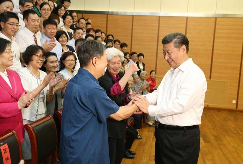 2016年9月9日，习近平总书记回到北京市八一学校，同陈秋影等几位老师握手交谈。