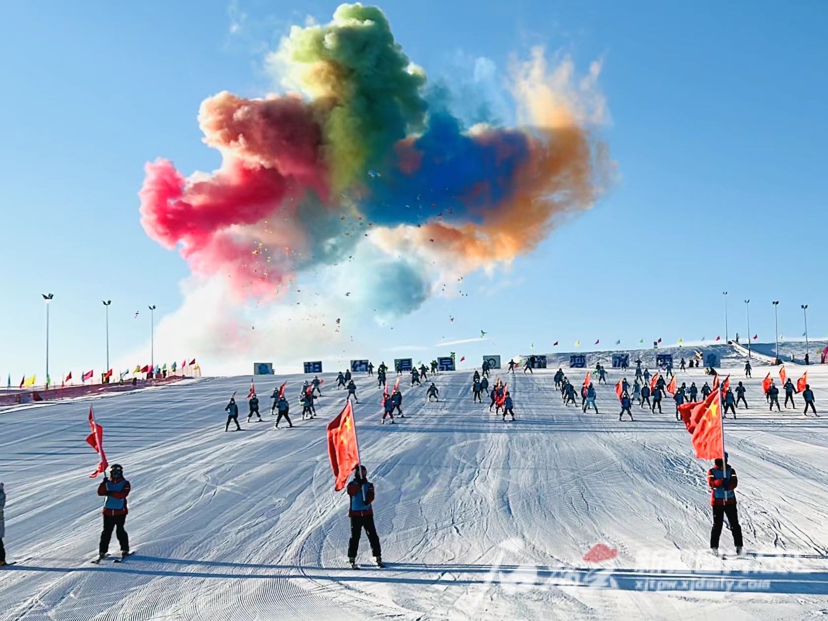 “第九届全国大众冰雪季·雪耀新疆”新疆主会场启动仪式在位于温泉县的温泉越野滑雪场开幕。 石榴云/新疆日报记者加孜拉·泥斯拜克 摄