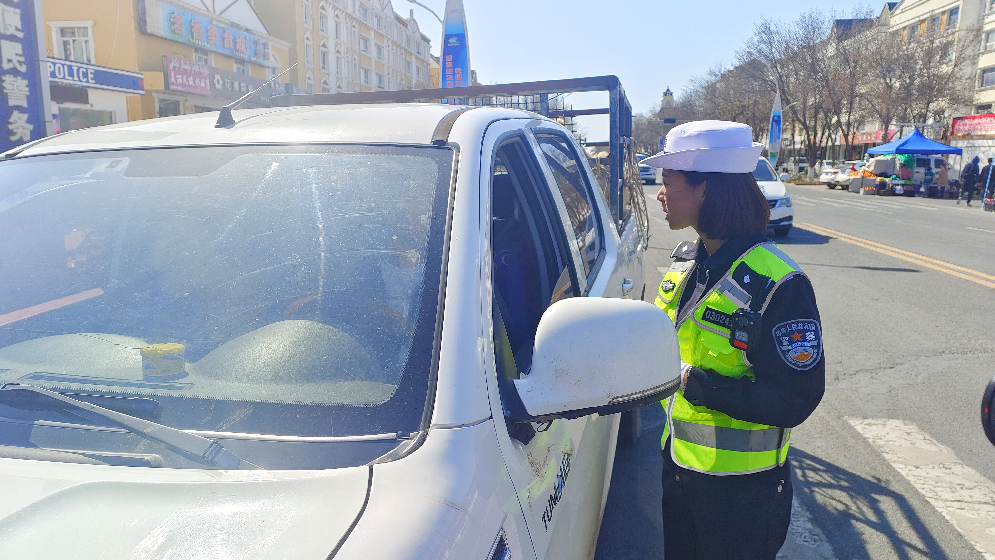民警现场纠正机动车不礼让斑马线驾驶人员.jpg 民警现场纠正机动车不礼让斑马线驾驶人员.jpg
