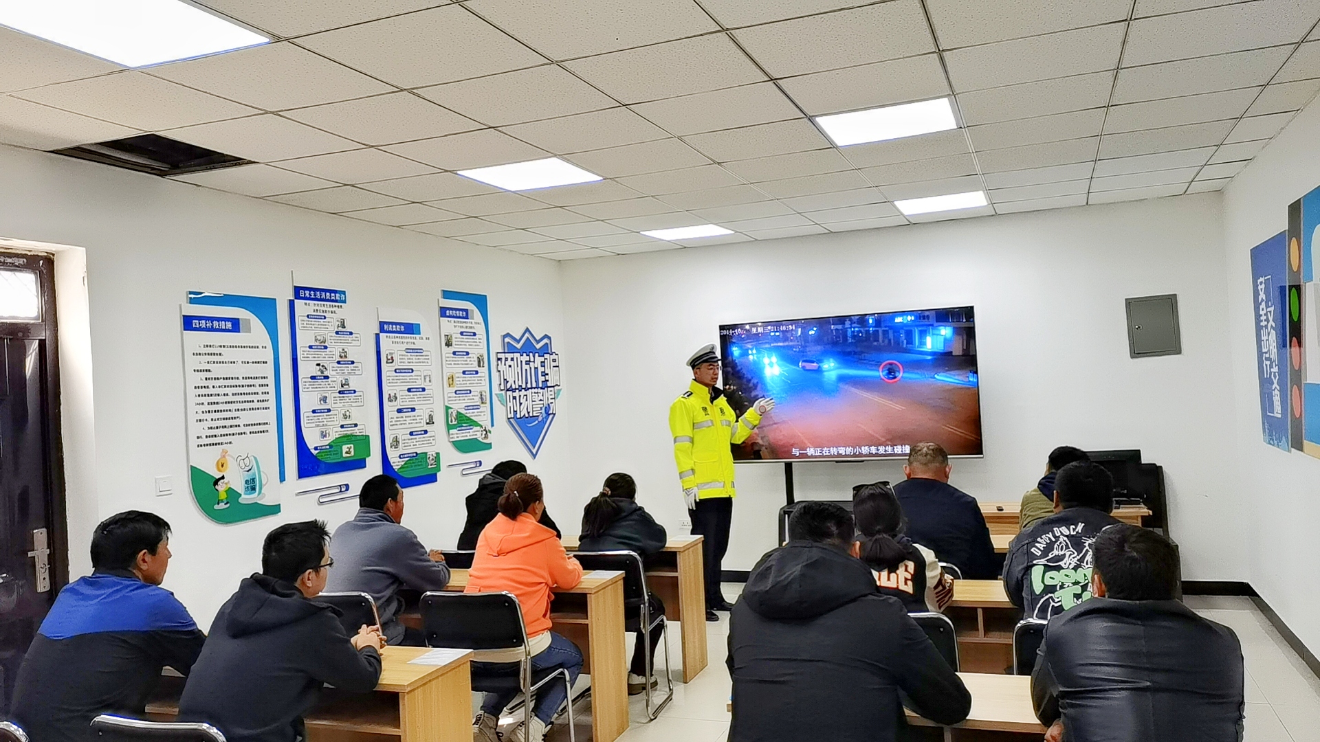 民警为机动车不礼让斑马线驾驶人员进行教育培训.jpg 民警为机动车不礼让斑马线驾驶人员进行教育培训.jpg