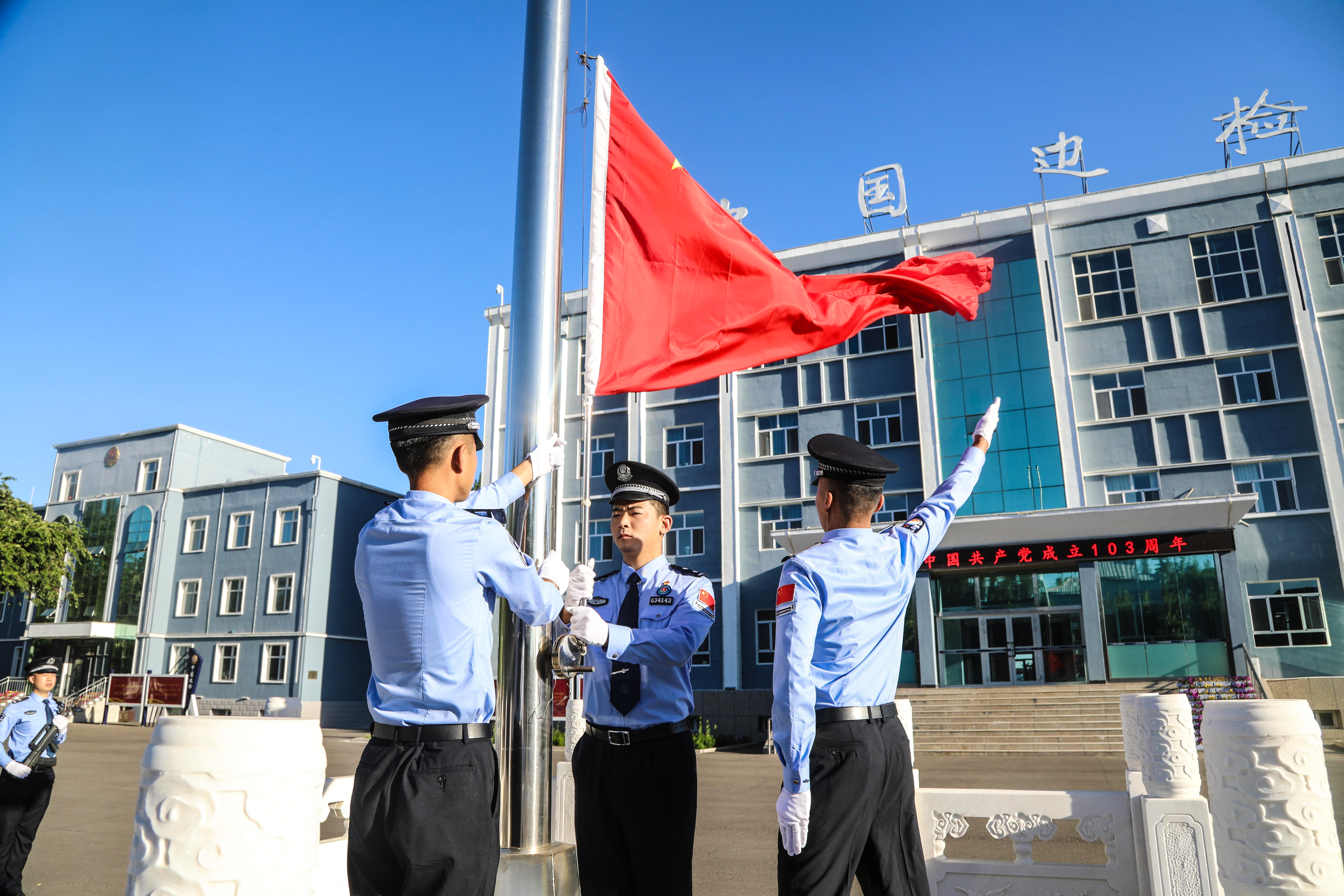 民警举行升旗仪式2.jpg