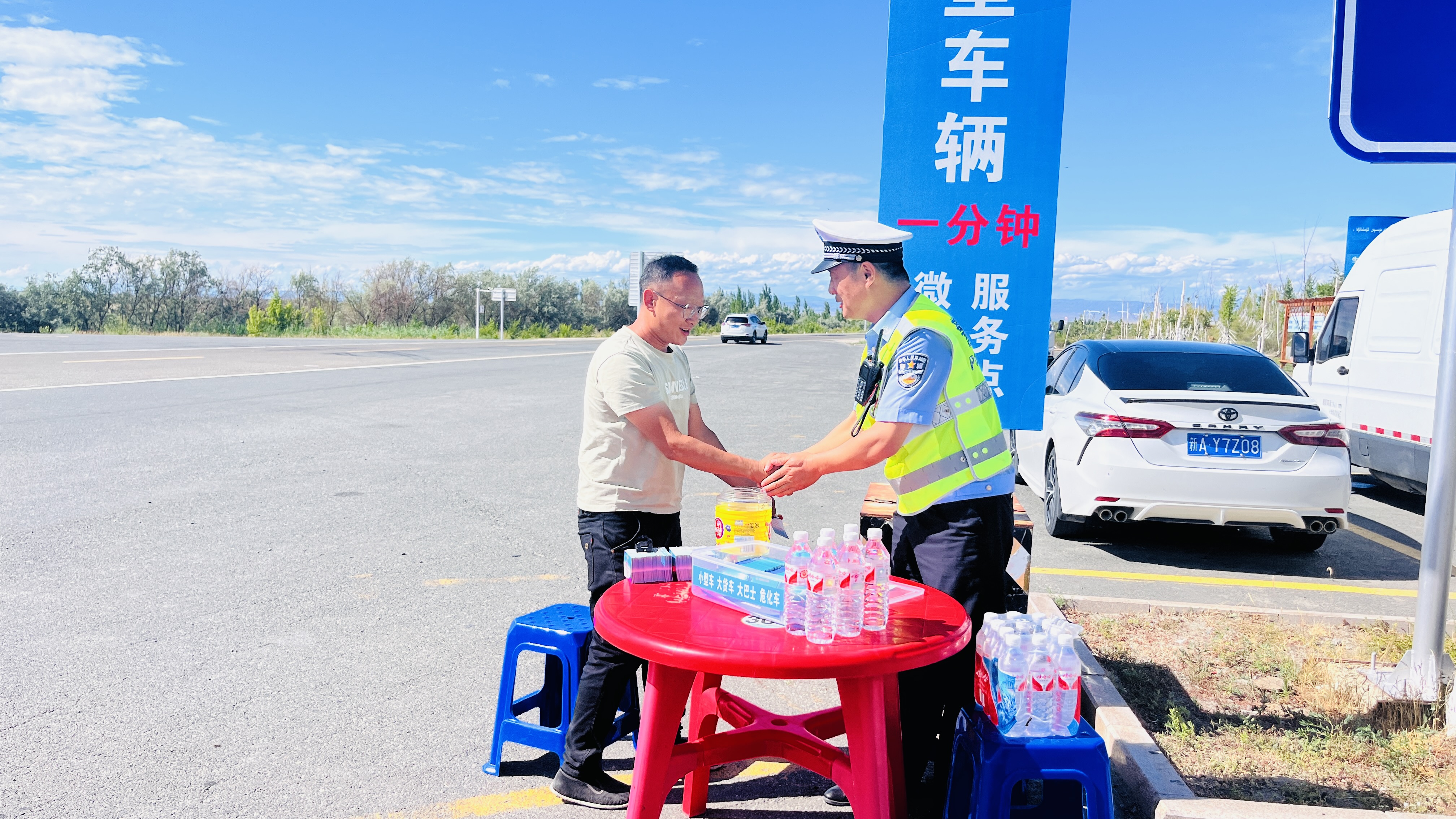 过往驾驶员对哈巴河交警部门给与的小礼品和交通安全宣传表示感谢.jpg