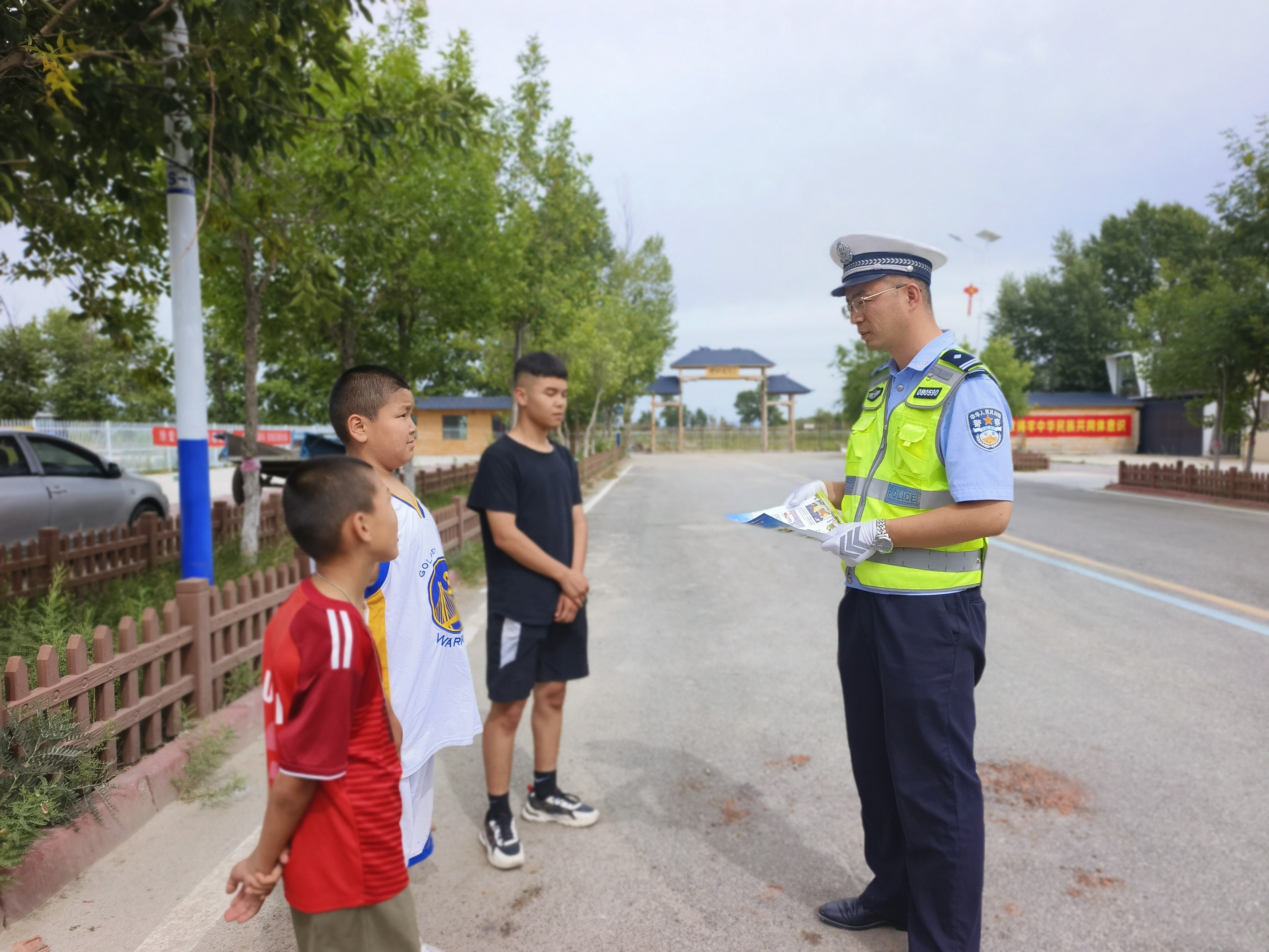 民警在萨尔塔木乡萨尔塔木一村为街面的孩童开展交通安全宣传.jpg