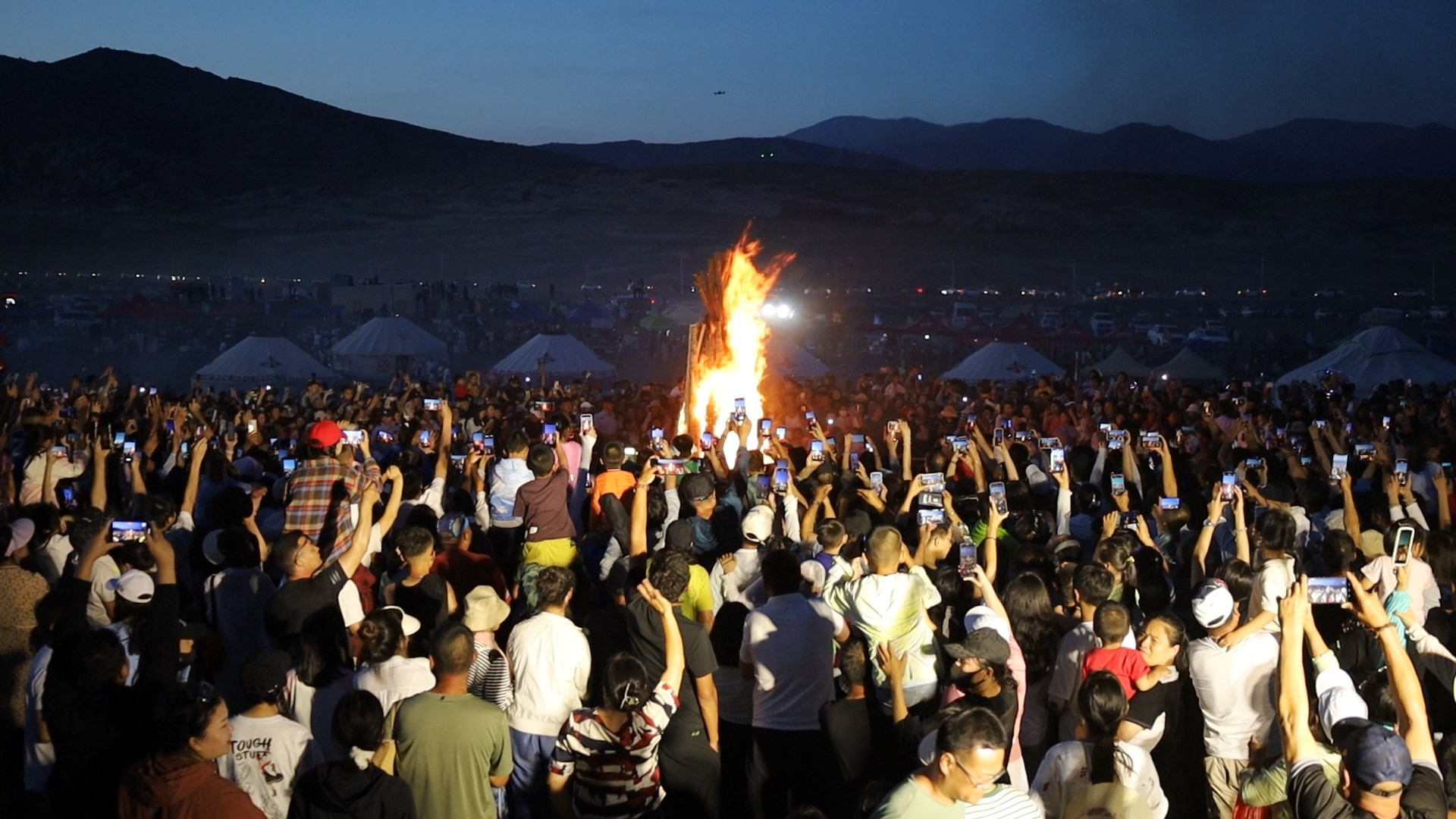 7月27日，在蒙克牧场举行的“解锁不一样的夏日玩法 和我一起FUN玩蒙克”主题活动中，篝火晚会正在