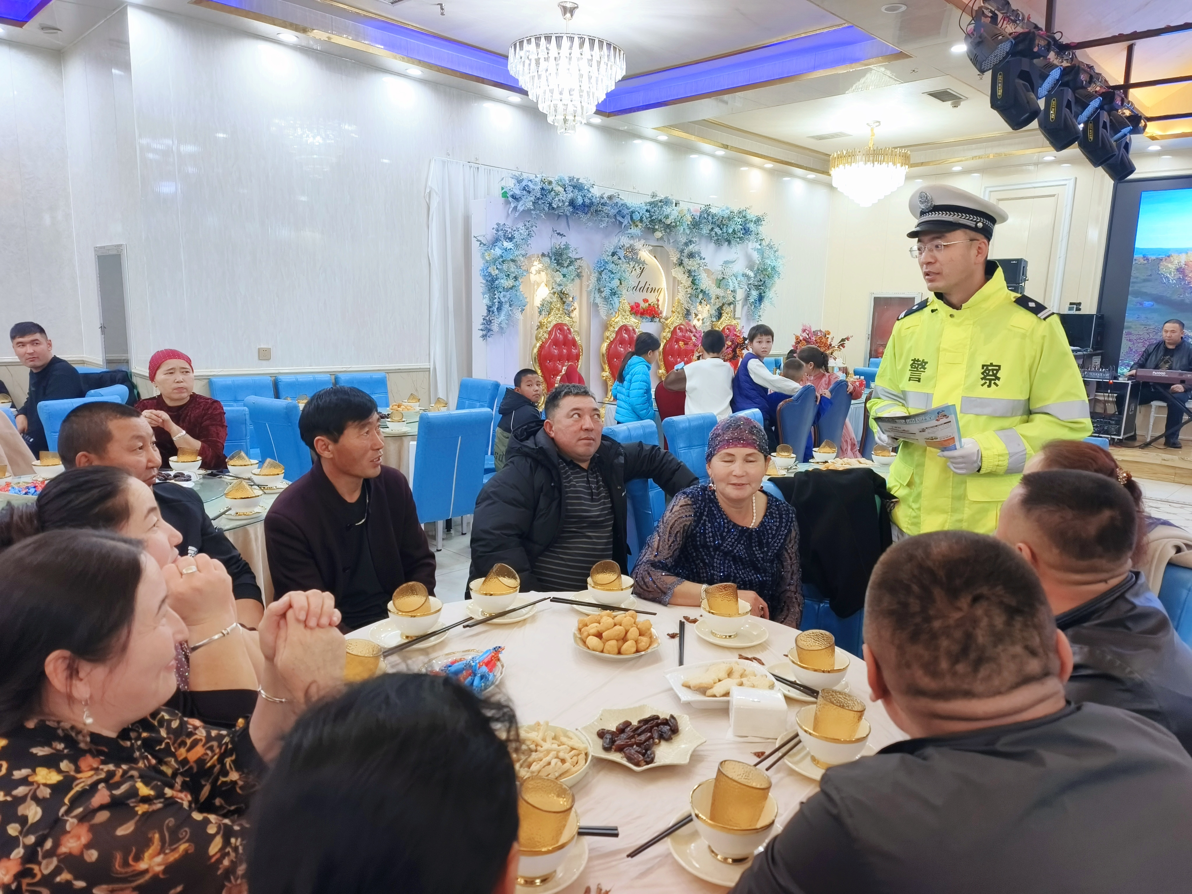 民警在宴会厅婚礼现场为群众进行交通安全宣传 (2).jpg