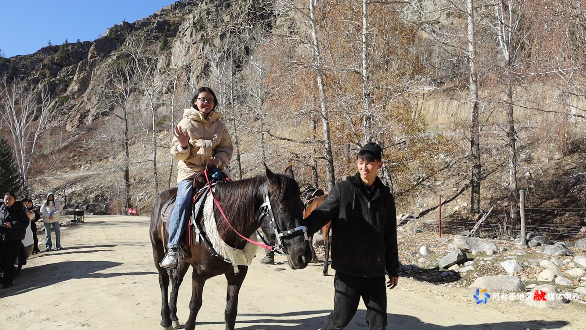 参与者在免费骑马体验区感受马背风情,解锁小东沟秋日的别样乐趣。