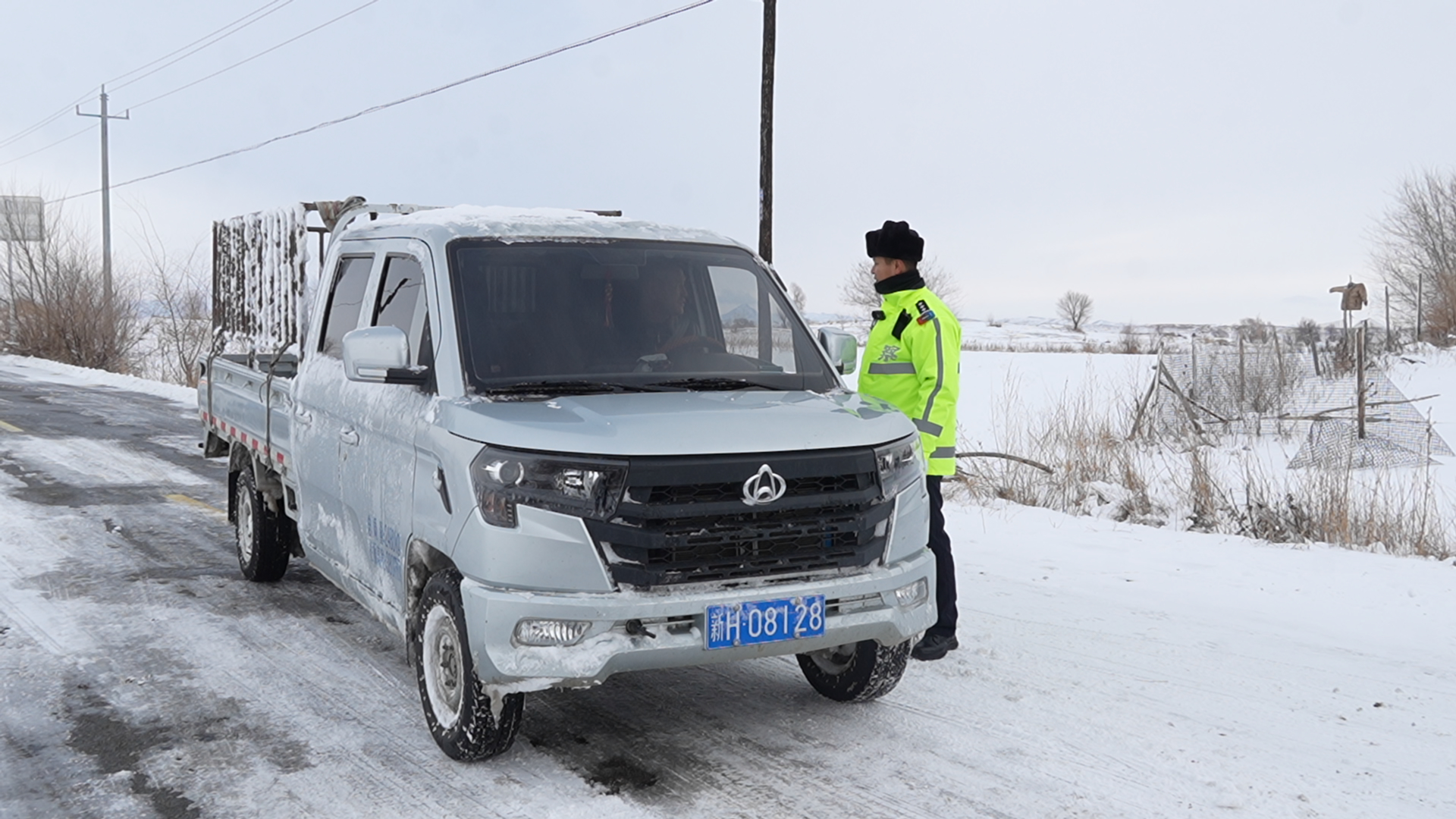 警员向驾驶员发出安全提示。