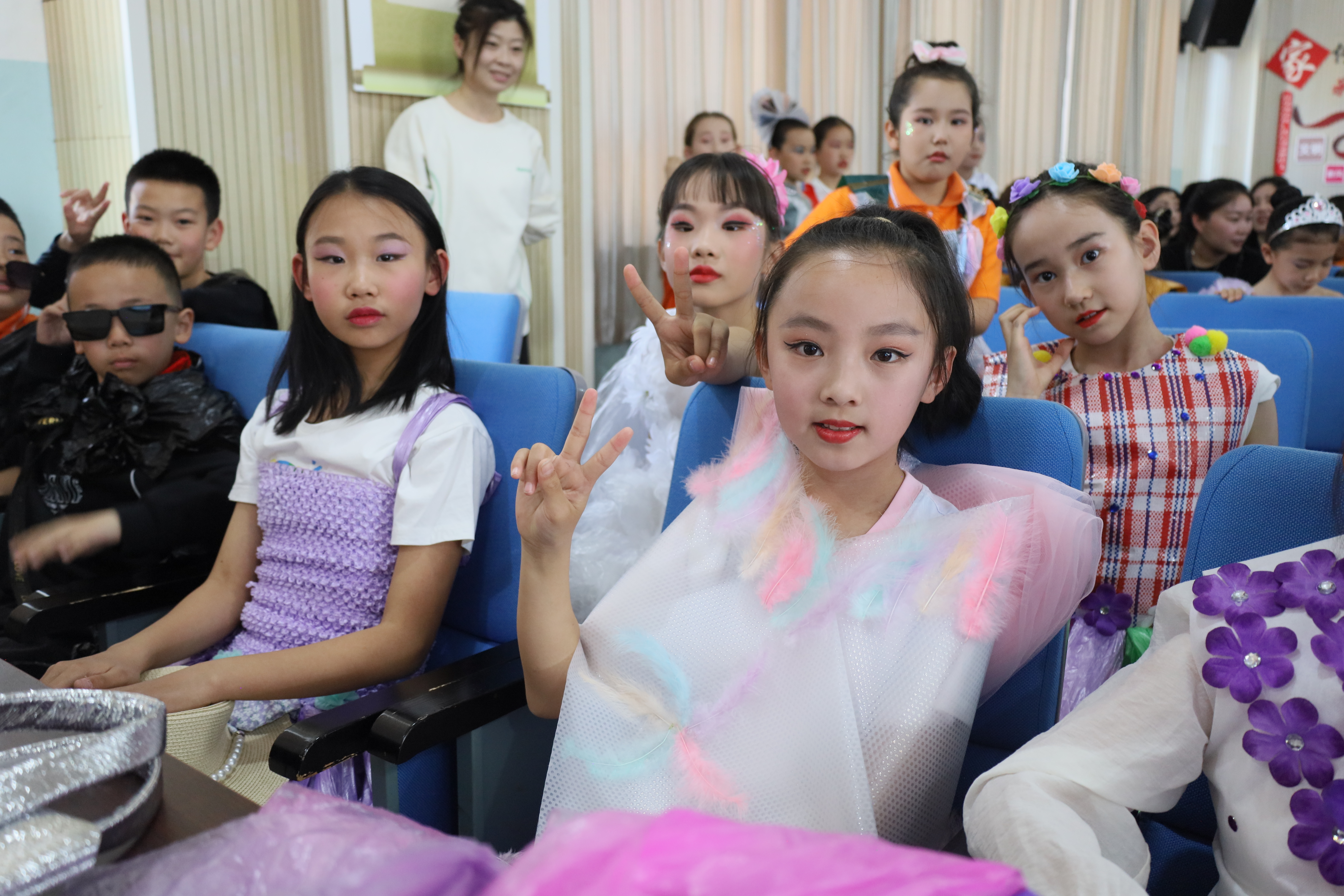 小小模特们整装待发，自信满满