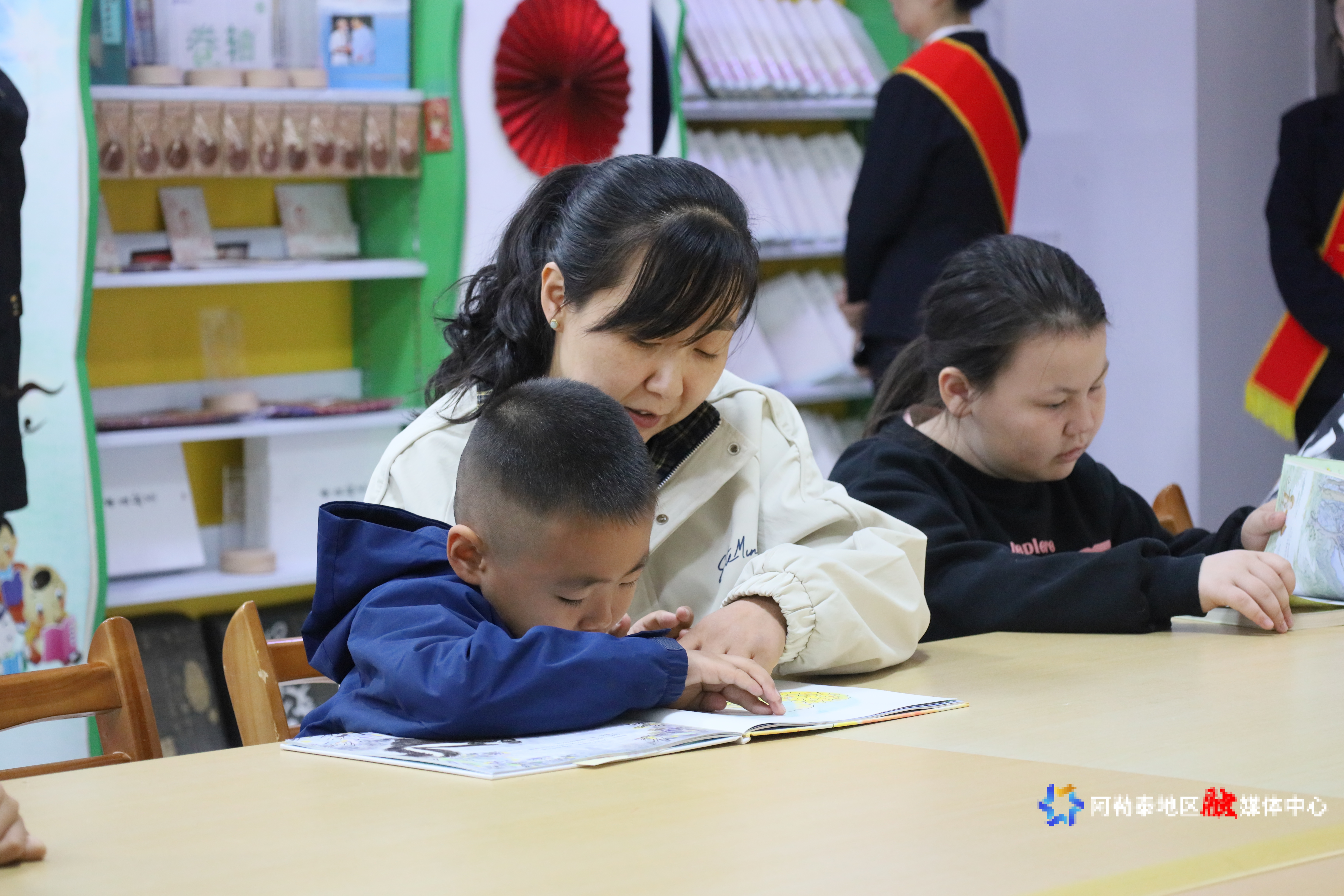 亲子家庭在寻宝挑战中搜寻线索