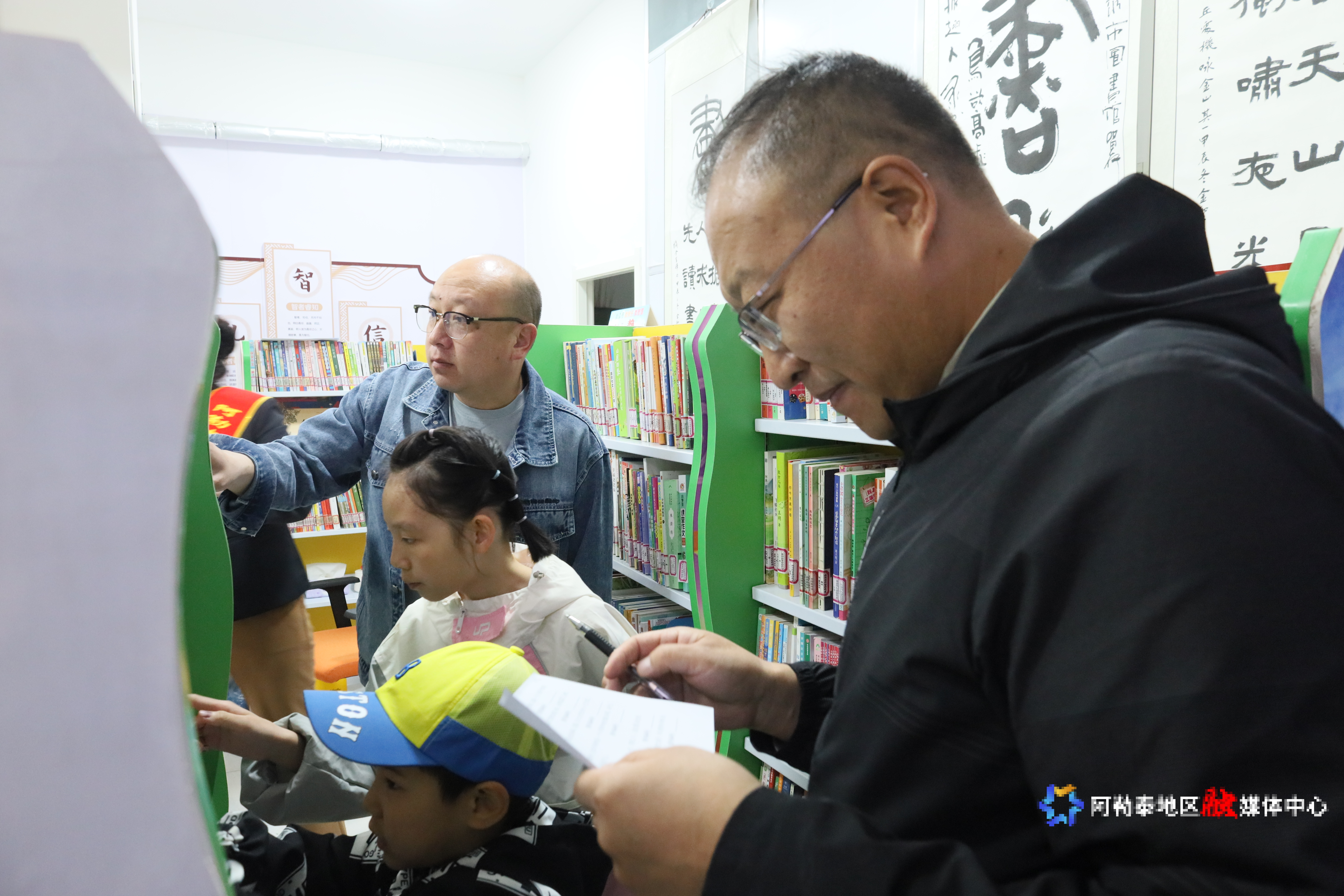 参赛选手积极寻找闯关线索