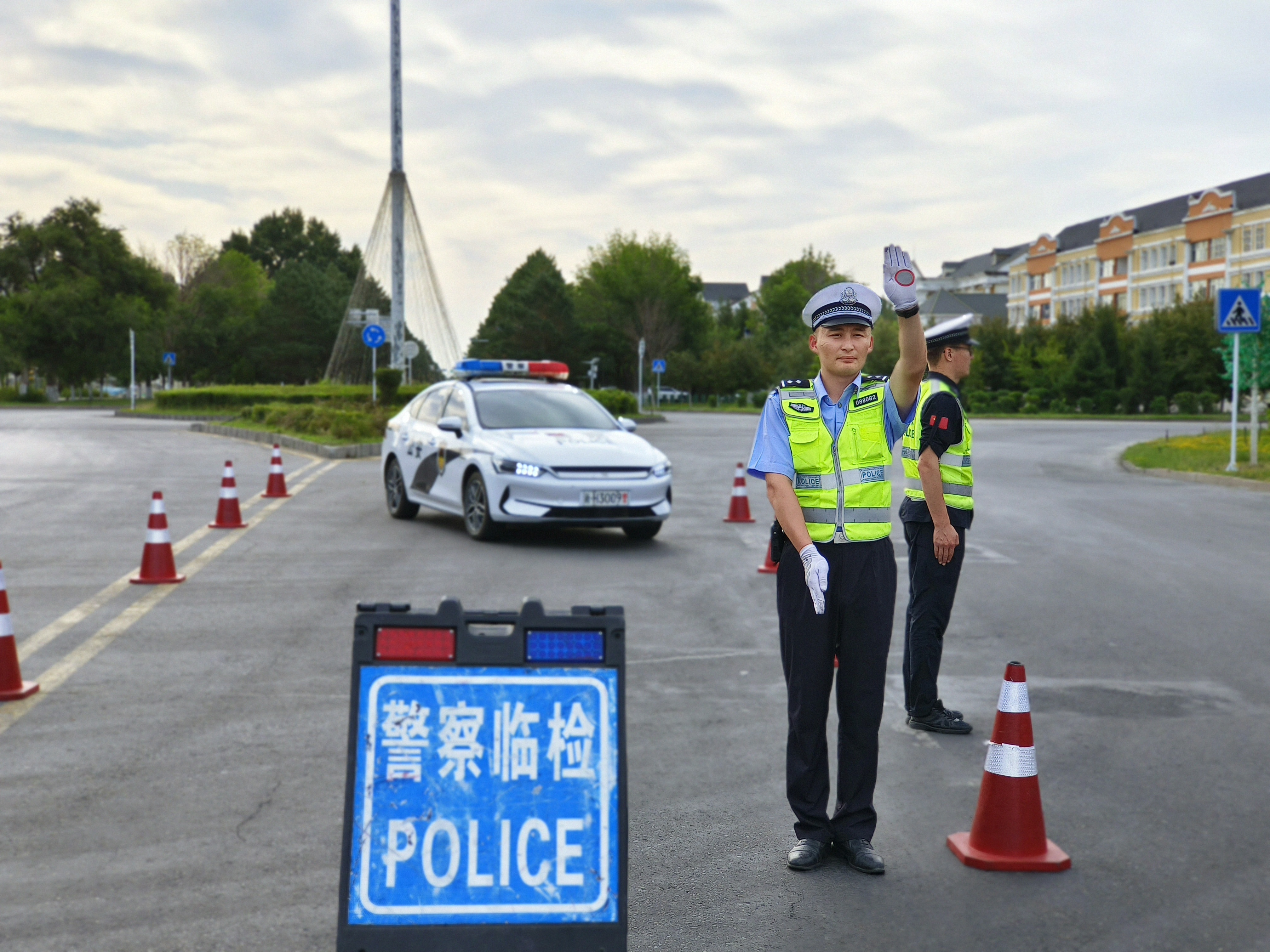 民警在县城重点路段盘查车辆.jpg